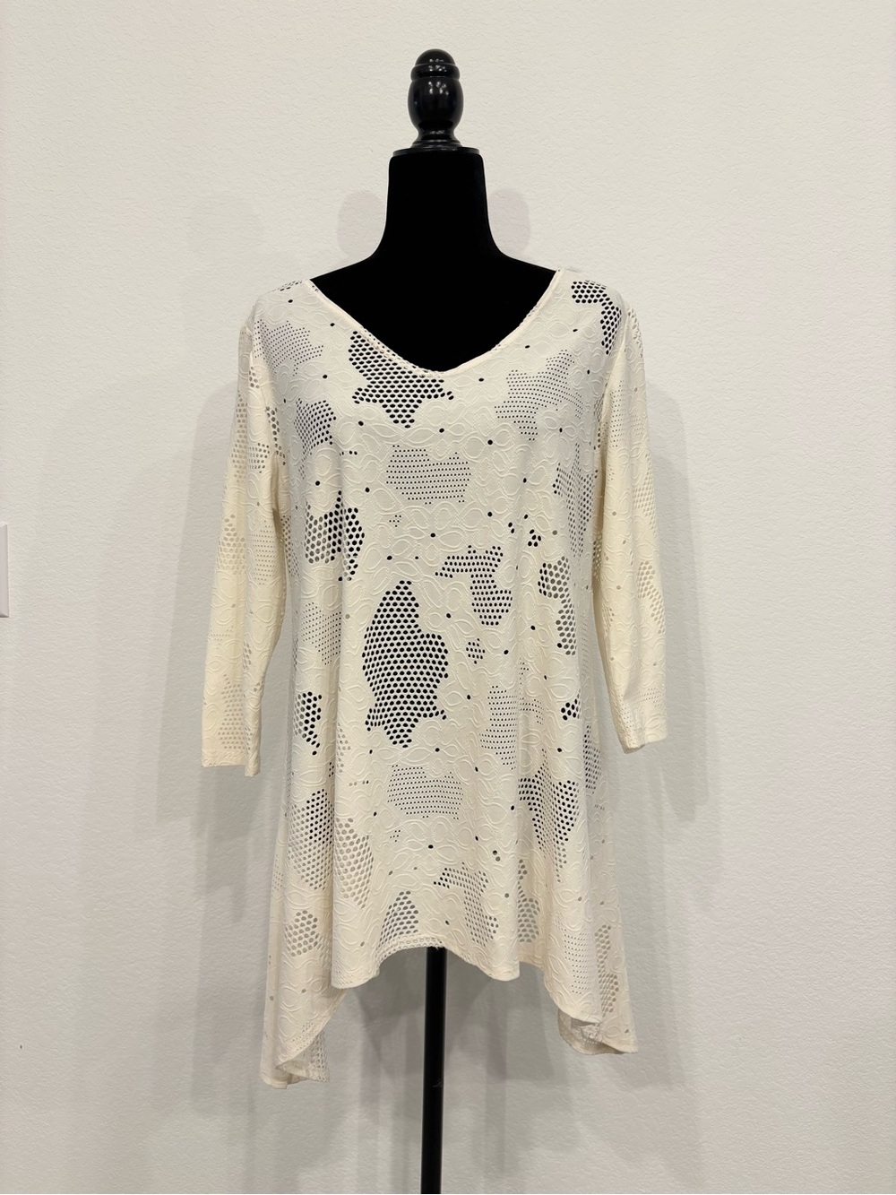 Women’s Crochet V-Neck Tunic in Cream